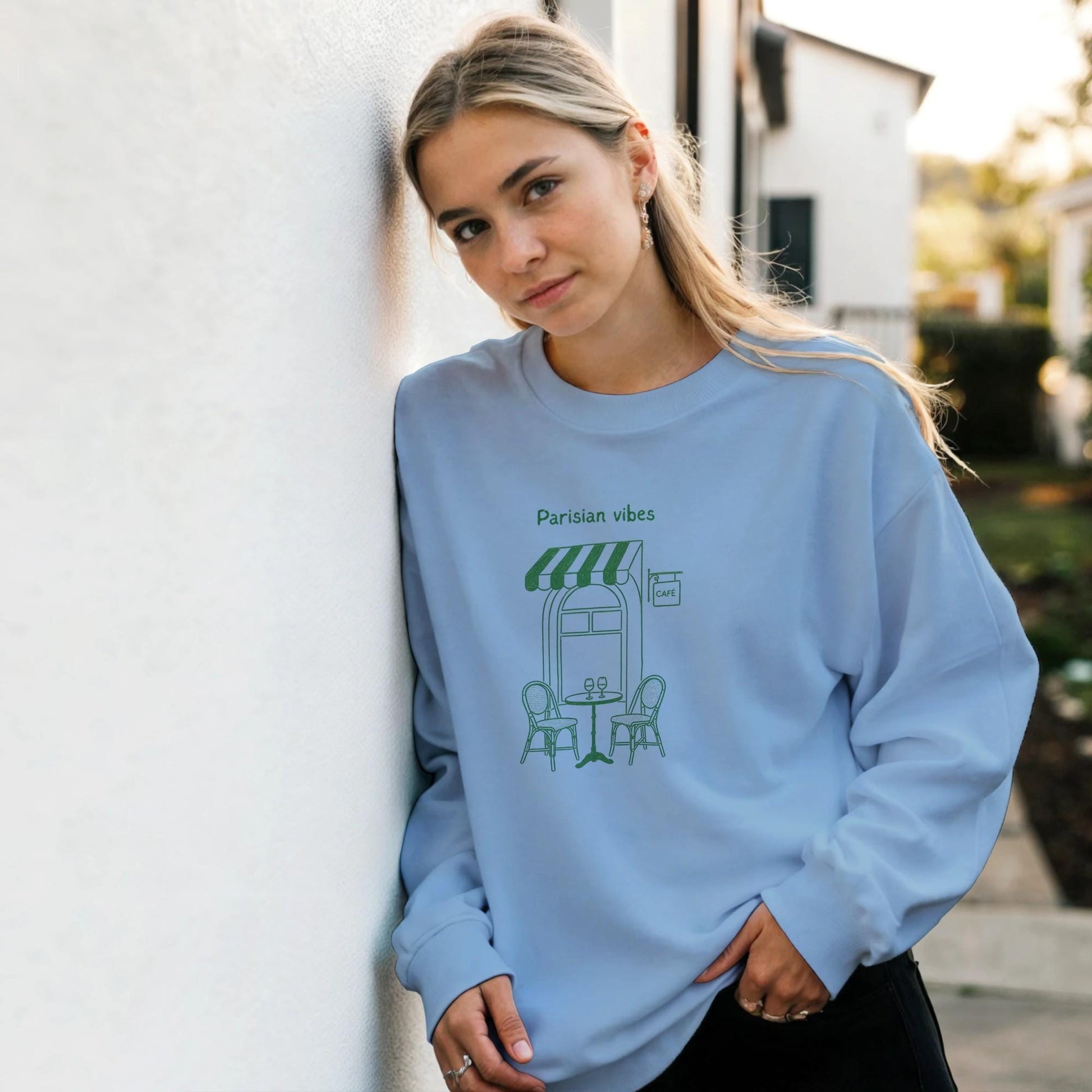 Sweatshirt Unisexe "Parisian Vibes" – Style parisien chic, Sweatshirt Paris, confort casual