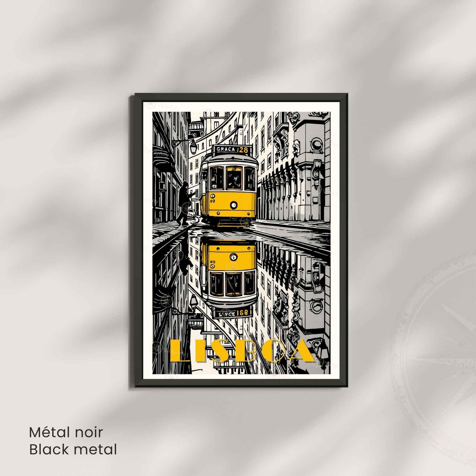 Affiche Lisbonne – Tramway jaune vintage dans les rues de Lisbonne - Affiche Lisbonne noir et blanc