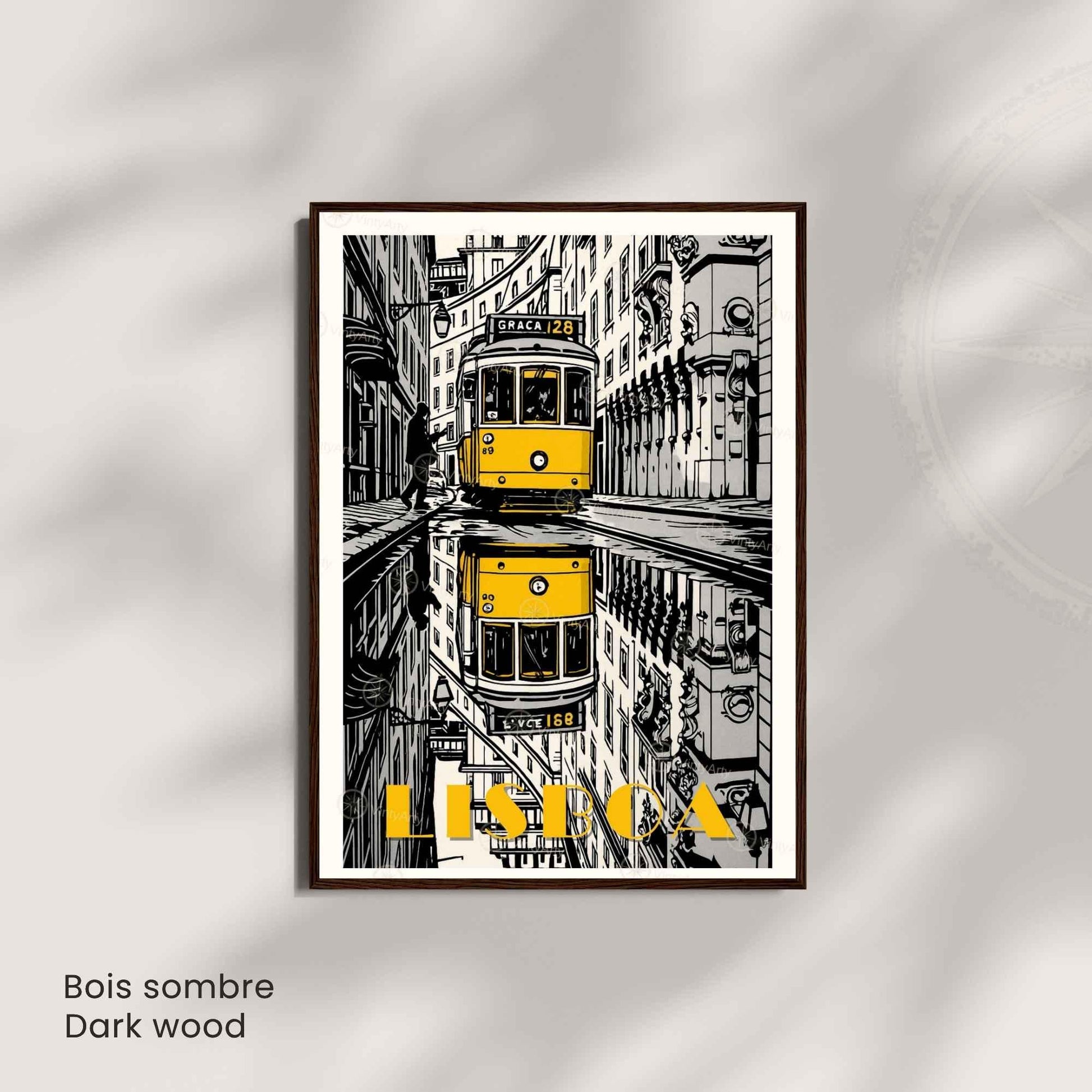 Affiche Lisbonne – Tramway jaune vintage dans les rues de Lisbonne - Affiche Lisbonne noir et blanc