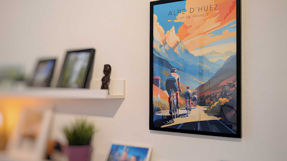 Affiche de voyage Alpe d'Huez encadrée noir, accrochée au-dessus d'étagères dans un salon, exemple d'affiche imprimée à accrocher, VintyArty