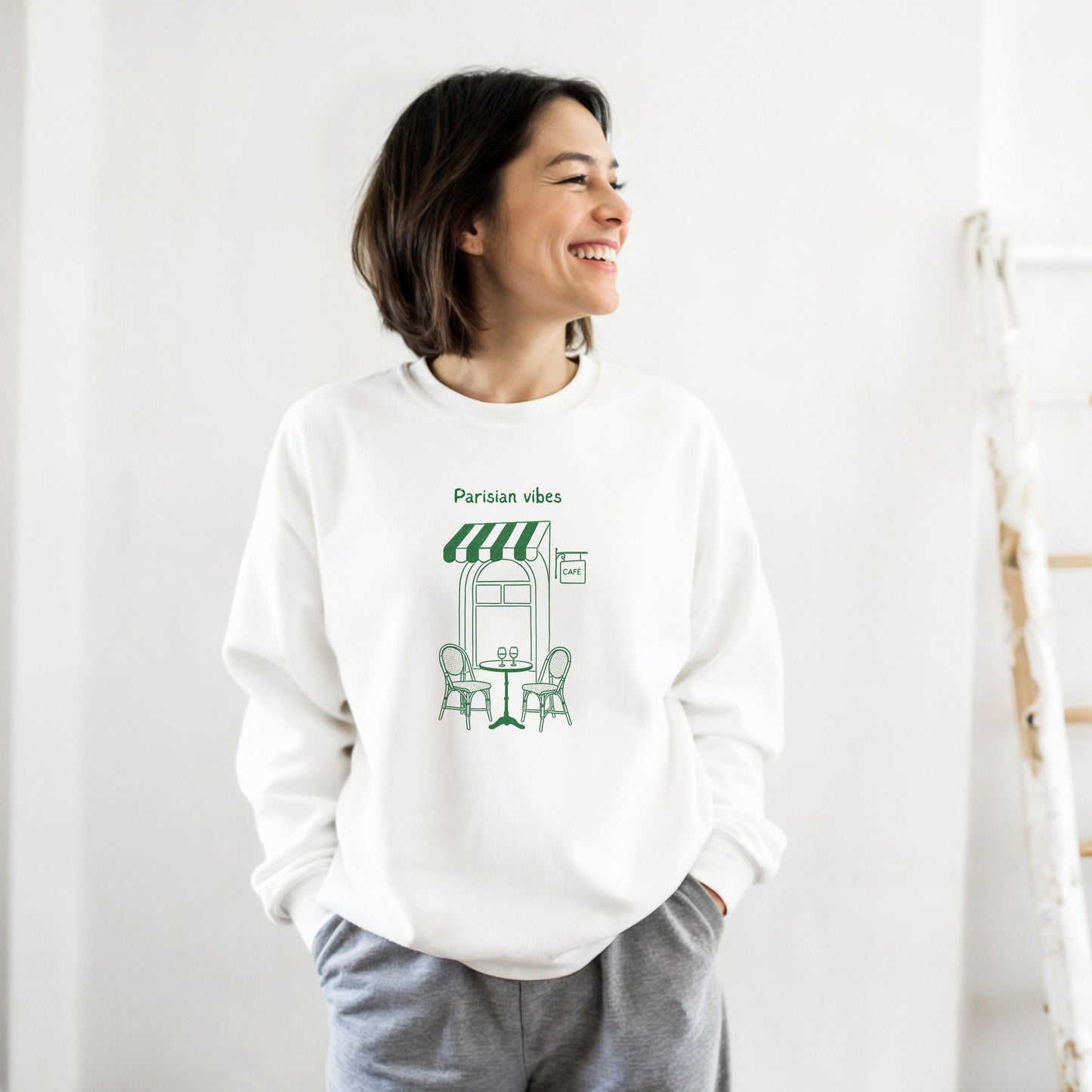 Sweatshirt Unisexe "Parisian Vibes" – Style parisien chic, Sweatshirt Paris, confort casual