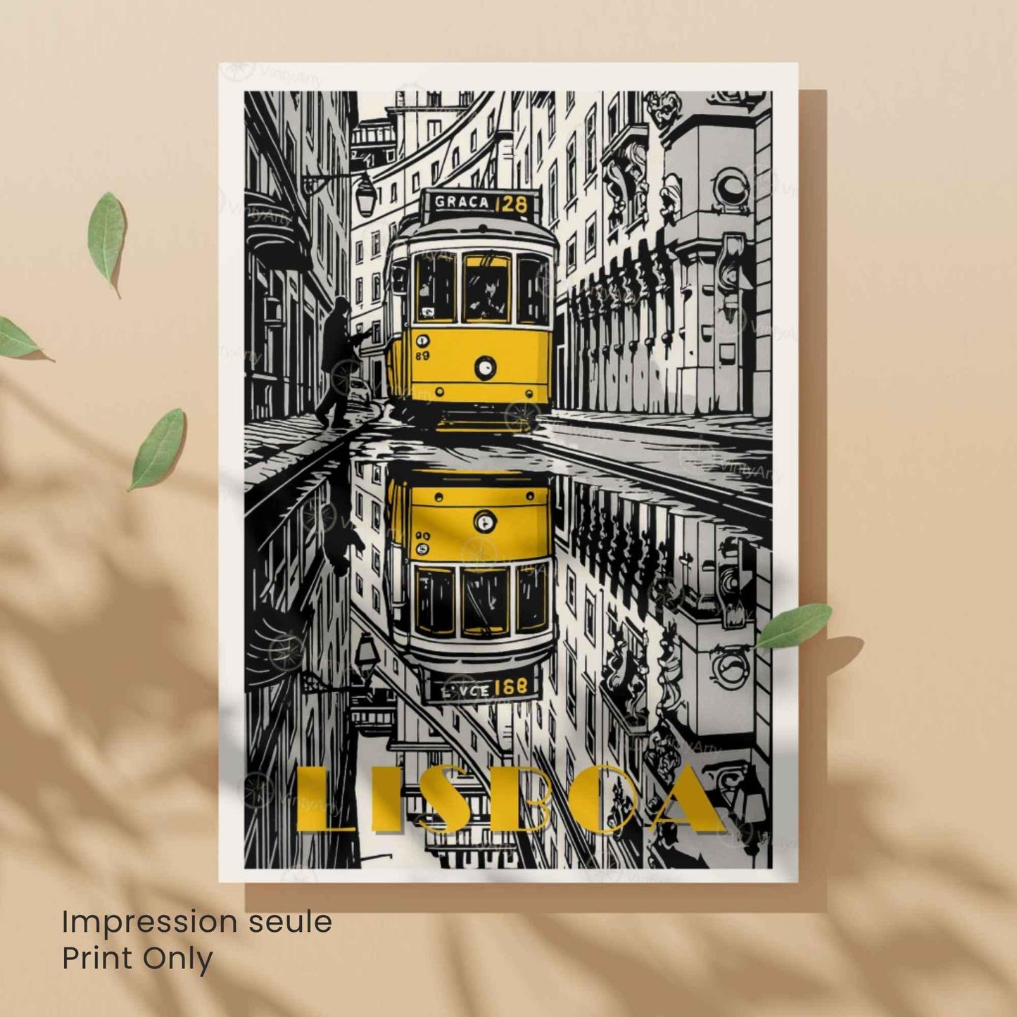 Affiche Lisbonne – Tramway jaune vintage dans les rues de Lisbonne - Affiche Lisbonne noir et blanc