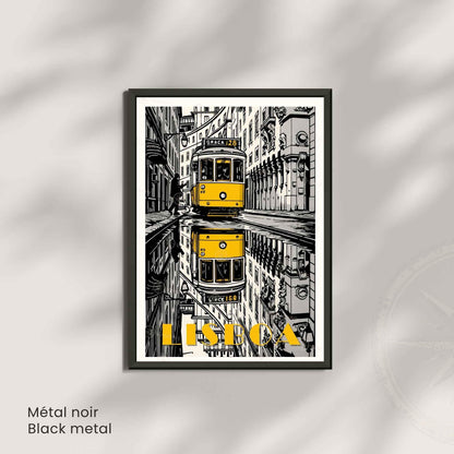 Affiche Lisbonne – Tramway jaune vintage dans les rues de Lisbonne - Affiche Lisbonne noir et blanc