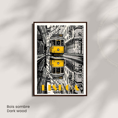 Affiche Lisbonne – Tramway jaune vintage dans les rues de Lisbonne - Affiche Lisbonne noir et blanc