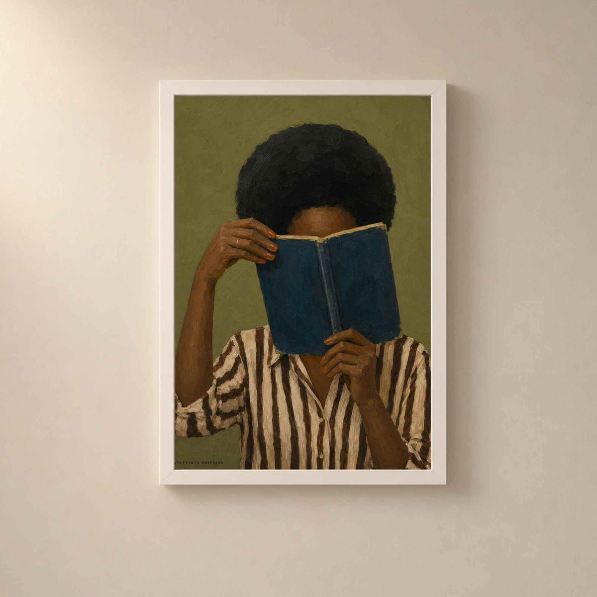 Affiche femme lisant un livre bleu, peinture contemporaine, Collection Quiet Rituals