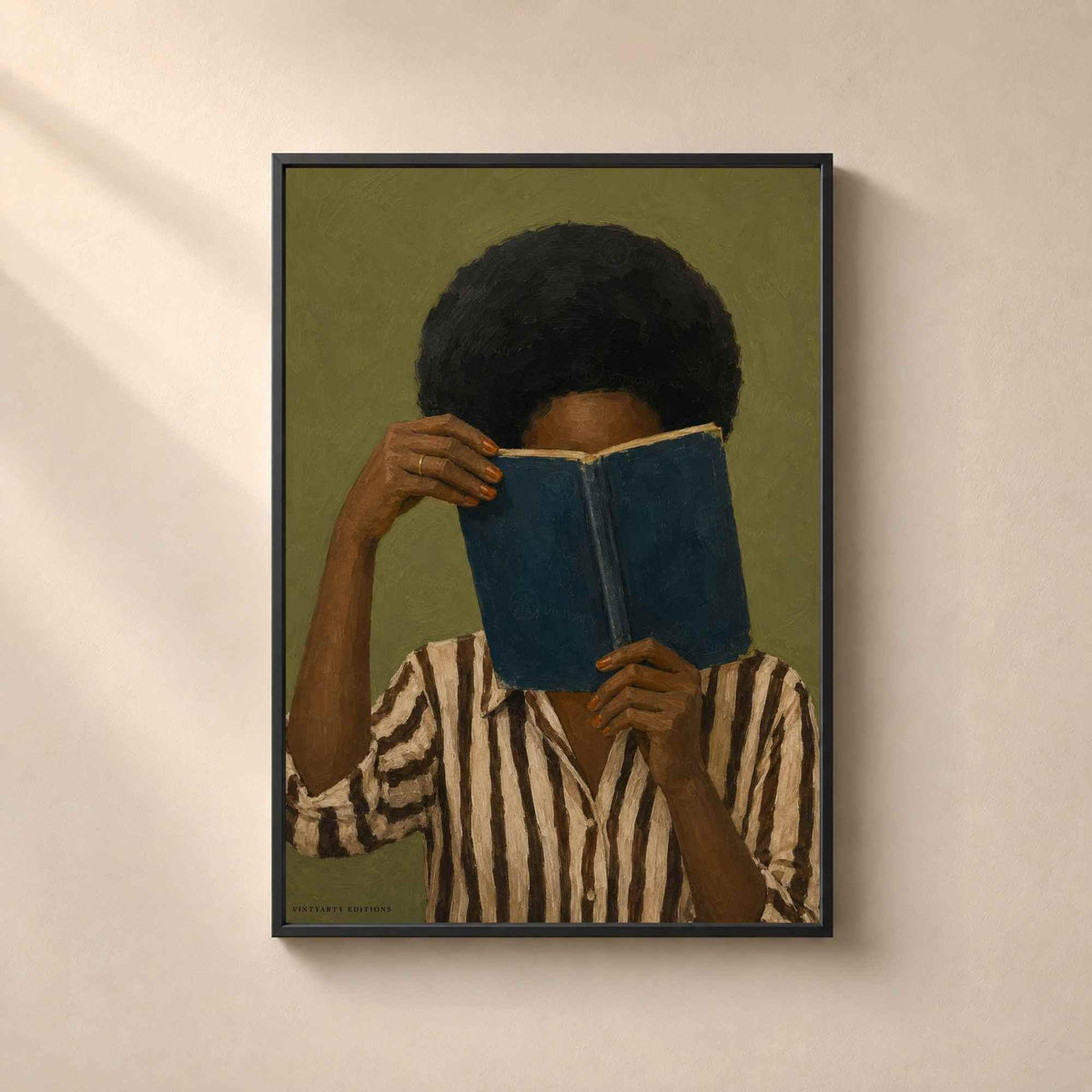 Femme lisant un livre bleu dans une peinture contemporaine sur fond vert olive.