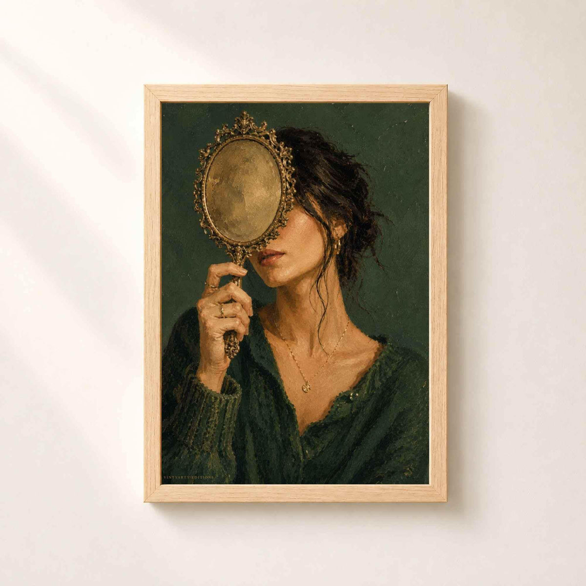 Femme tenant un miroir ancien devant son visage.