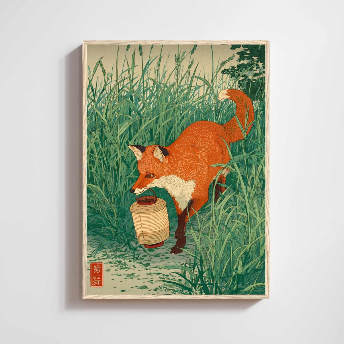 Affiche renard japonais avec lanterne dans les hautes herbes, encadrée en bois clair