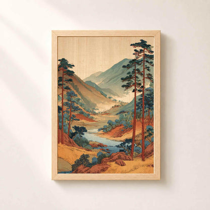 Affiche paysage japonais dans un cadre en chêne naturel sur un mur clair, vallée boisée et rivière encadrées de grands pins rouges.