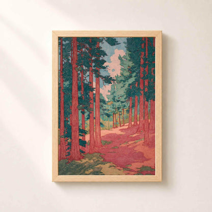 Affiche forêt japonaise dans un cadre en chêne naturel sur un mur clair, sentier entre de grands pins aux troncs roses et feuillages bleu-vert.