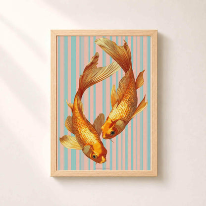 Affiche poissons dans un cadre en chêne naturel sur un mur clair, deux koi dorés tête-bêche sur un fond rayé corail et bleu.