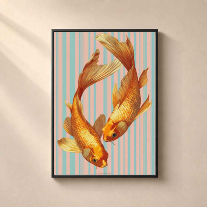 Affiche poissons encadrée en métal noir fin sur un mur beige, écailles cuivrées des koi sur rayures pastel verticales.