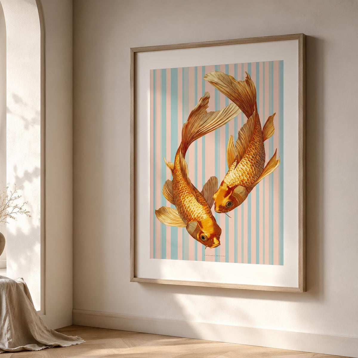 Affiche poissons dorés vintage, art mural duo koi, fond rayé pastel corail et bleu