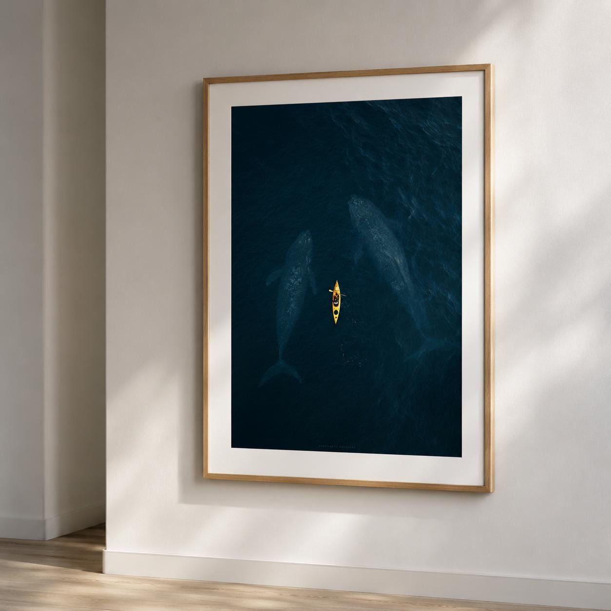 Affiche baleines et kayak, art mural photo aérienne océan, décoration bleu profond