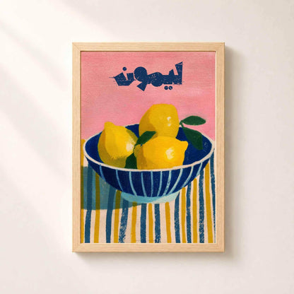Affiche citrons dans un cadre en chêne naturel sur un mur beige, nature morte de citrons aux couleurs vives façon Matisse.