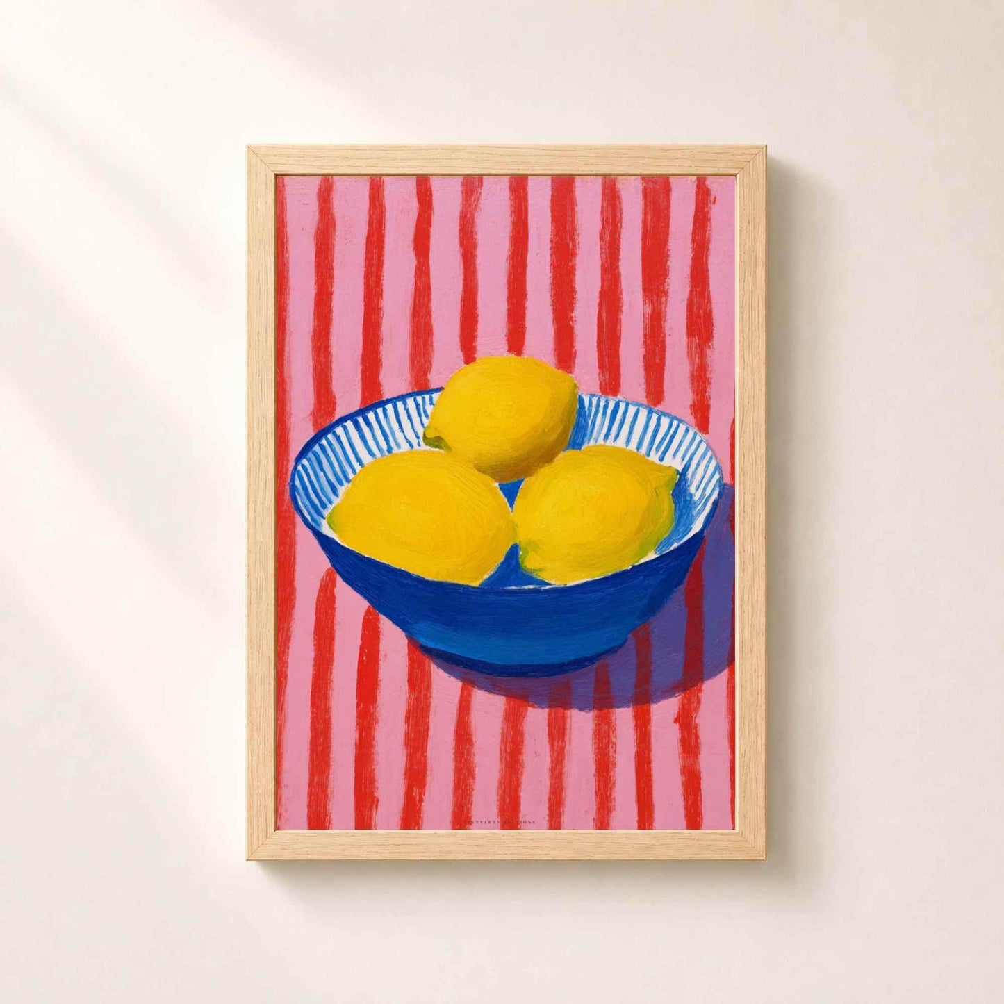 Affiche citrons bol bleu, art mural cuisine gouache, nature morte fond rose rayé rouge