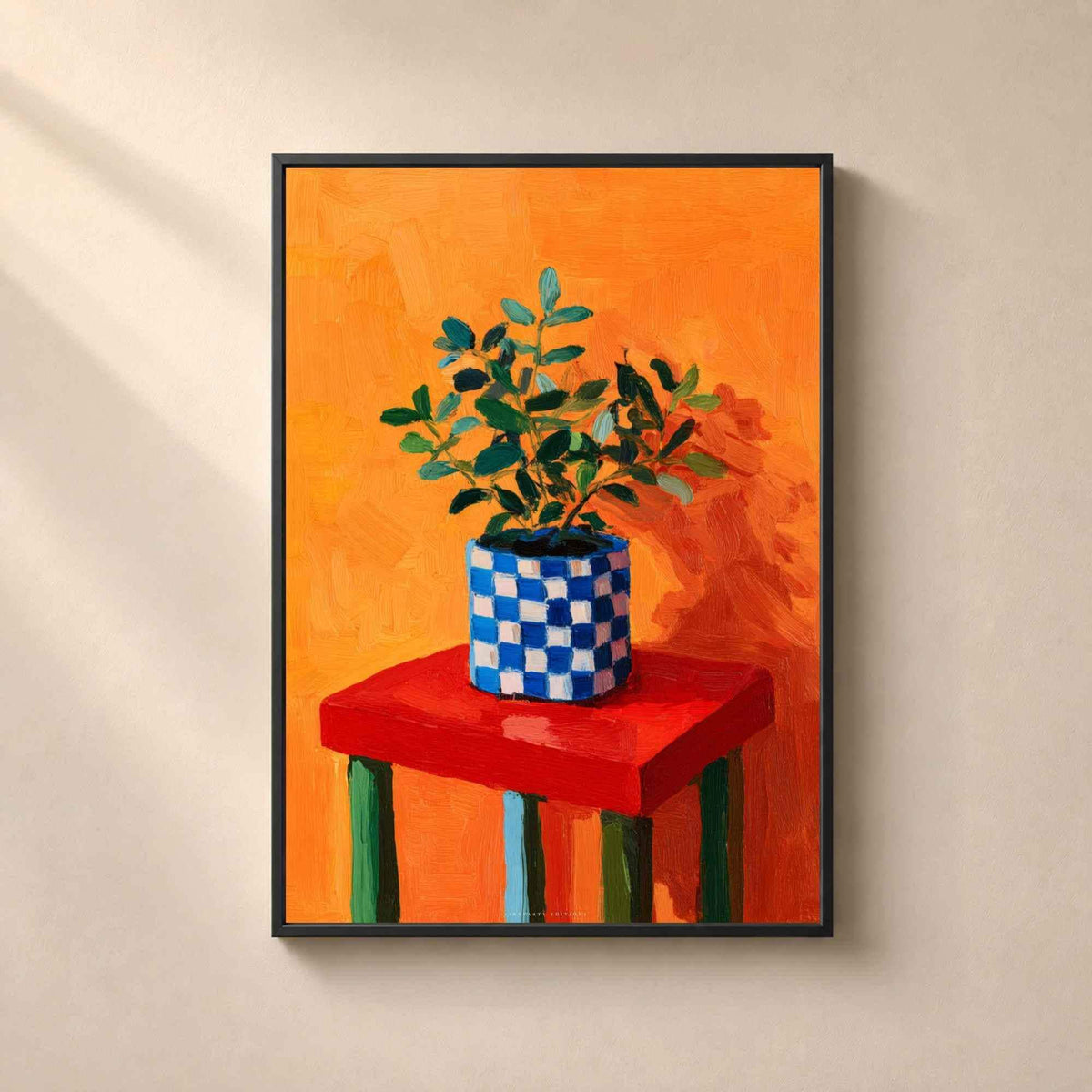 Affiche nature morte dans un cadre en métal noir fin sur un mur beige, peinture à l'huile d'une plante aux touches épaisses et couleurs chaudes.