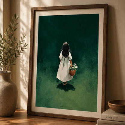 Affiche dans un cadre en bois sombre sur un mur clair, fillette de dos en robe blanche portant un panier de fleurs sur un fond vert profond.