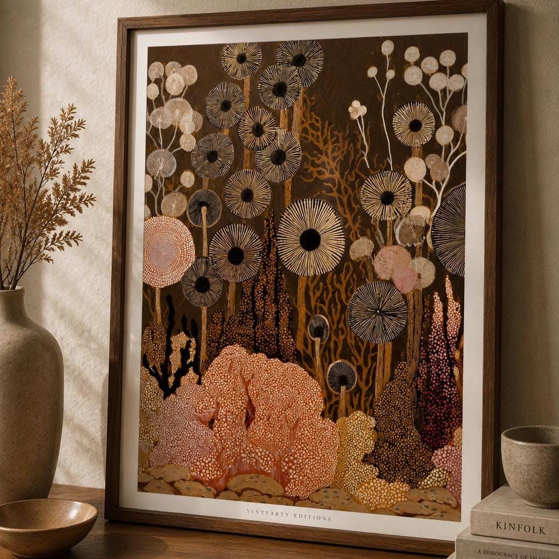 Affiche champignons dans un cadre en bois sombre sur un mur clair, forêt de champignons stylisés aux chapeaux en éventail sur fond brun profond.