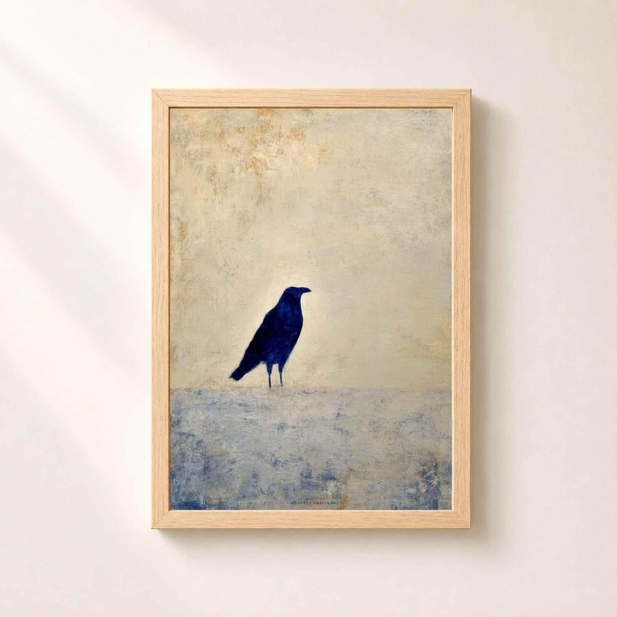 Affiche corbeau bleu, art mural peinture minimaliste, oiseau solitaire fond crème patiné