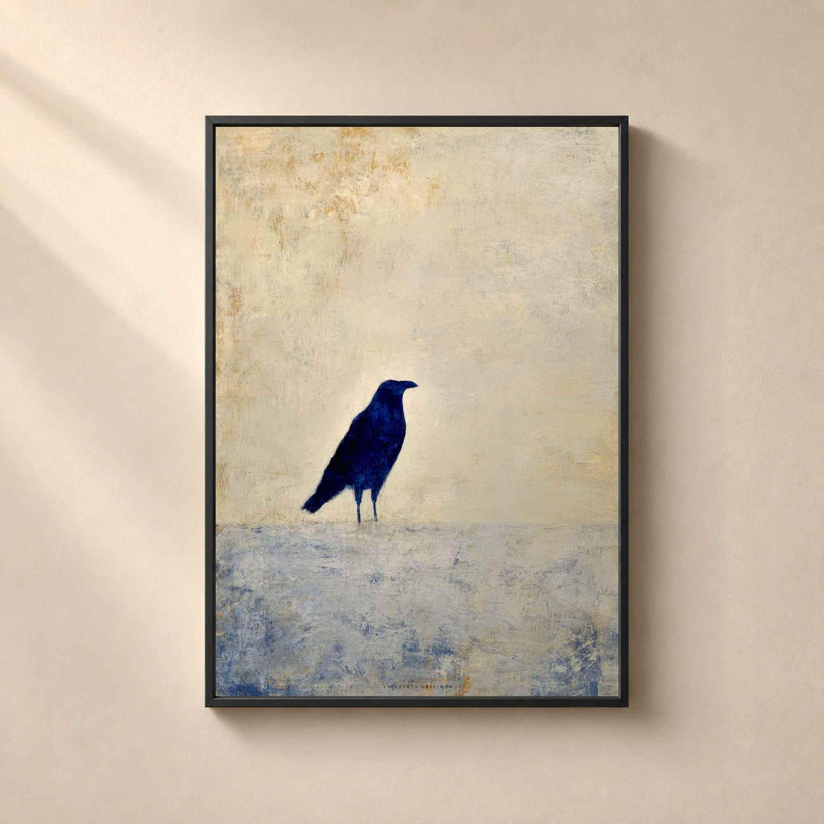 Affiche corbeau bleu, art mural peinture minimaliste, oiseau solitaire fond crème patiné