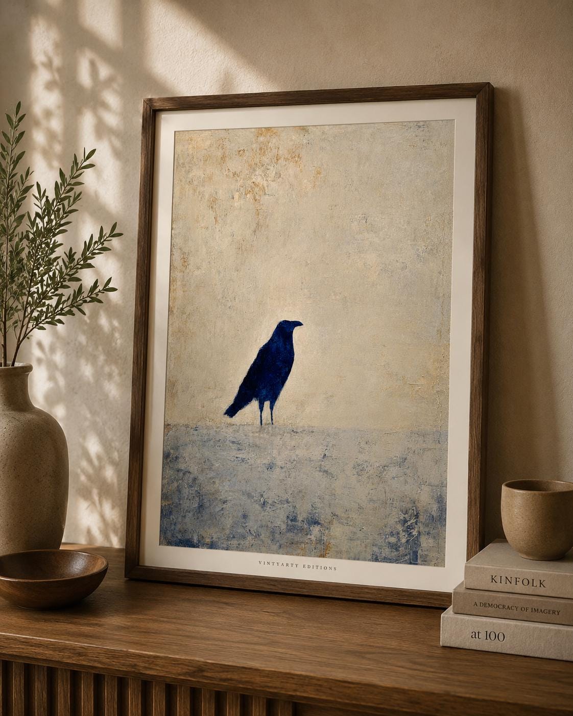Affiche corbeau bleu, art mural peinture minimaliste, oiseau solitaire fond crème patiné