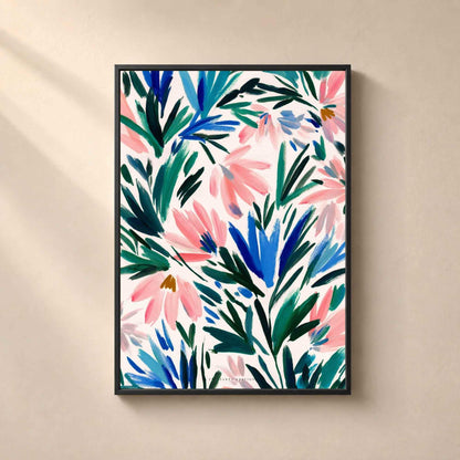 Affiche dans un cadre en bois noir sur un mur clair, motif floral peint de fleurs roses et feuillages bleus et verts sur fond blanc.