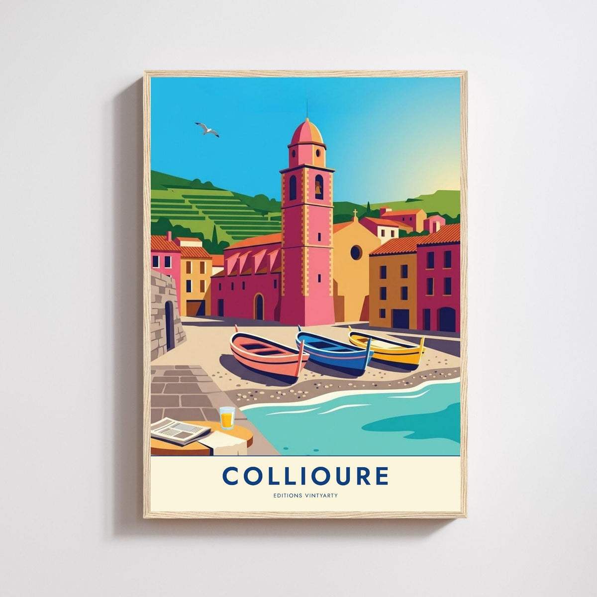 Affiche Collioure clocher rose, art mural Côte Vermeille, illustration barques catalanes colorées