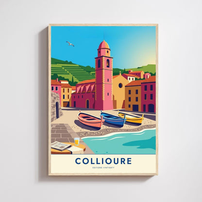 Affiche Collioure clocher rose, art mural Côte Vermeille, illustration barques catalanes colorées