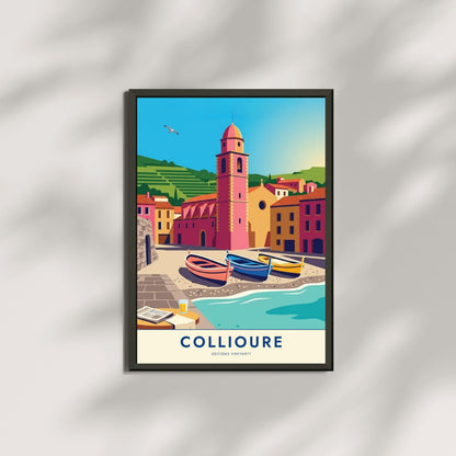 Affiche Collioure clocher rose, art mural Côte Vermeille, illustration barques catalanes colorées
