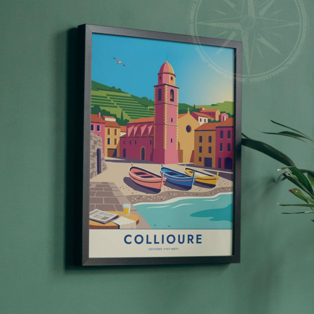 Affiche Collioure clocher rose, art mural Côte Vermeille, illustration barques catalanes colorées
