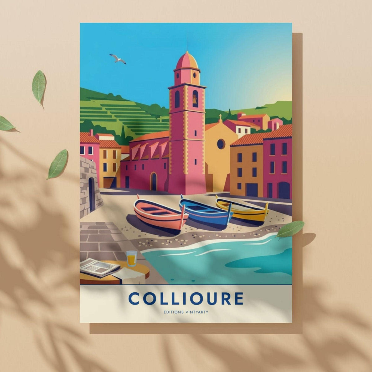 Affiche Collioure clocher rose, art mural Côte Vermeille, illustration barques catalanes colorées