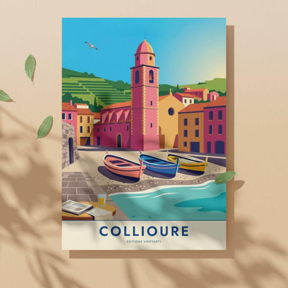 Affiche Collioure clocher rose, art mural Côte Vermeille, illustration barques catalanes colorées