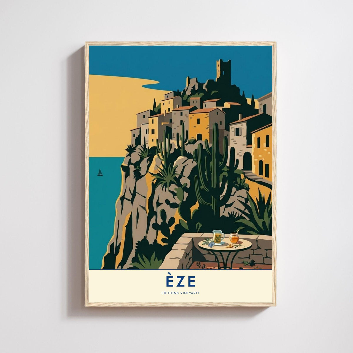 Affiche illustrée du village d'Èze perché sur sa falaise au-dessus de la Méditerranée, maisons de pierre ocre, ruines du château, cactus du jardin exotique et table de terrasse avec un verre de thé glacé, ciel jaune et mer bleue.