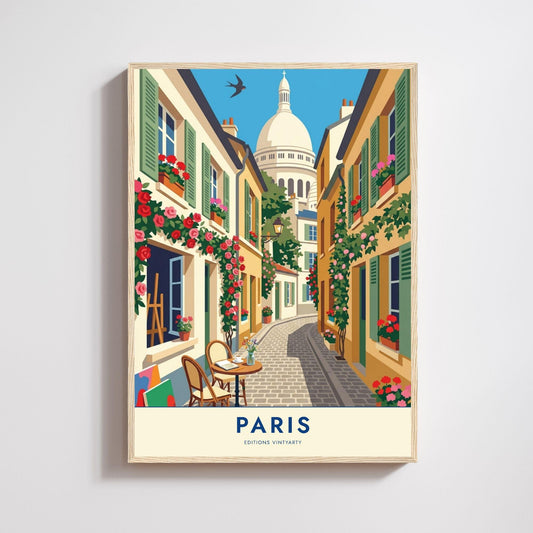 Affiche illustrée d'une ruelle pavée de Montmartre, terrasse de café avec deux chaises en rotin et une table ronde, chevalet et toiles contre le mur, façades crème et ocre à volets verts couvertes de rosiers grimpants et de géraniums, dôme blanc du Sacré Cœur au fond sous un ciel bleu.