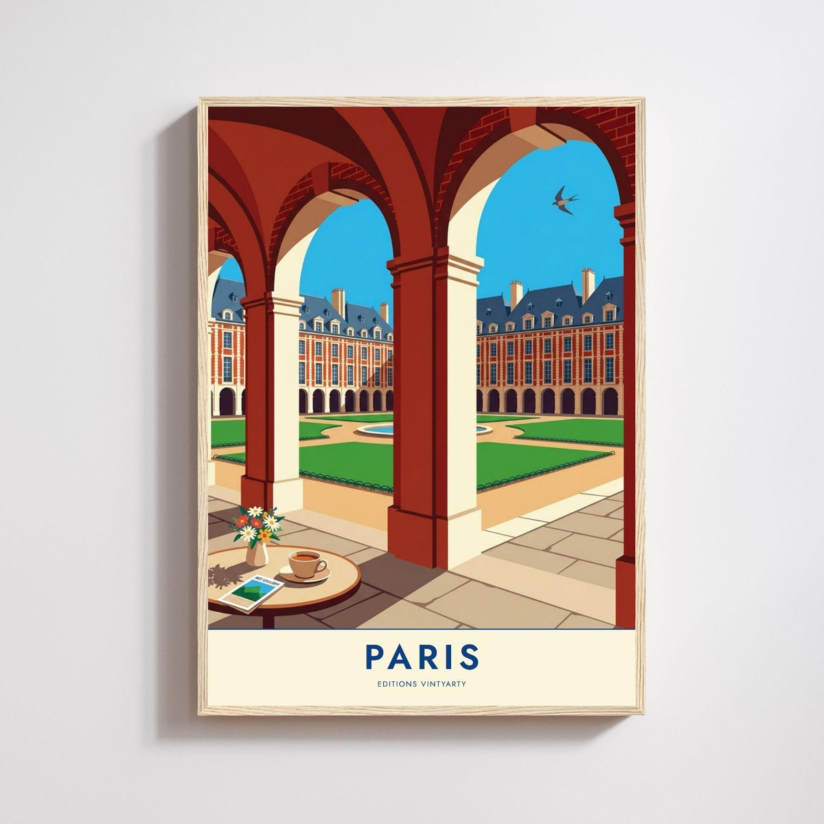Affiche illustrée de la place des Vosges à Paris vue sous les arcades de brique rouge, table ronde au premier plan avec un café, un bouquet de marguerites et un dépliant, pavillons de brique et pierre à toits d'ardoise, pelouses taillées et fontaines sous un ciel bleu.