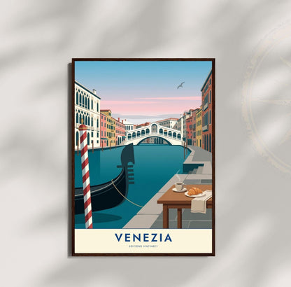 Affiche illustrée du Grand Canal de Venise devant le pont du Rialto, gondole noire amarrée au premier plan avec un pieu rayé rouge et blanc, palais gothiques à arcades à gauche et façades ocre et terracotta à droite, table de bois sur la rive avec un café et un croissant, ciel dégradé du bleu au rose et mouette.