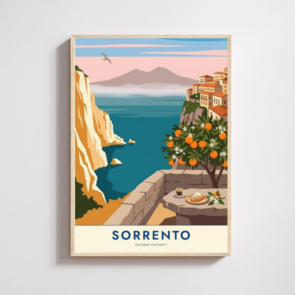 Affiche illustrée de Sorrente face au golfe de Naples, falaise calcaire blanche et ocre plongeant dans une mer turquoise à gauche, ville aux toits de tuiles orange perchée sur le rebord à droite, oranger en pot chargé de fruits et de fleurs blanches, terrasse de pierre au premier plan avec un espresso, un cornetto et une branche de fleurs d'oranger, Vésuve dans la brume sous un ciel bleu et rose.