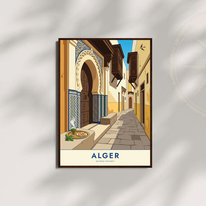 Affiche illustrée d'une ruelle de la Casbah d'Alger, porte de bois clouté sous un arc mauresque encadré de zelliges bleus et verts, moucharabiehs de bois sombre en encorbellement au-dessus de la rue, ruelle dallée entre murs chaulés à soubassement ocre, plateau de cuivre au premier plan avec un verre de thé à la menthe et deux gâteaux.