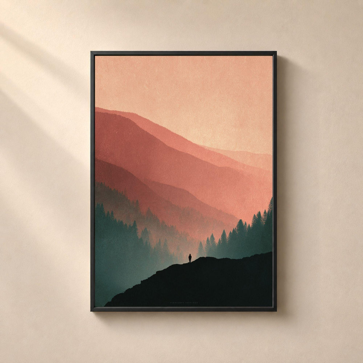 Affiche minimaliste de crêtes de montagne superposées au coucher du soleil, dégradé de corail sombre à rose pâle dans la brume, ciel crème et saumon, forêt de sapins vert profond sur le versant, croupe rocheuse presque noire au premier plan avec une silhouette humaine seule tournée vers la vallée.
