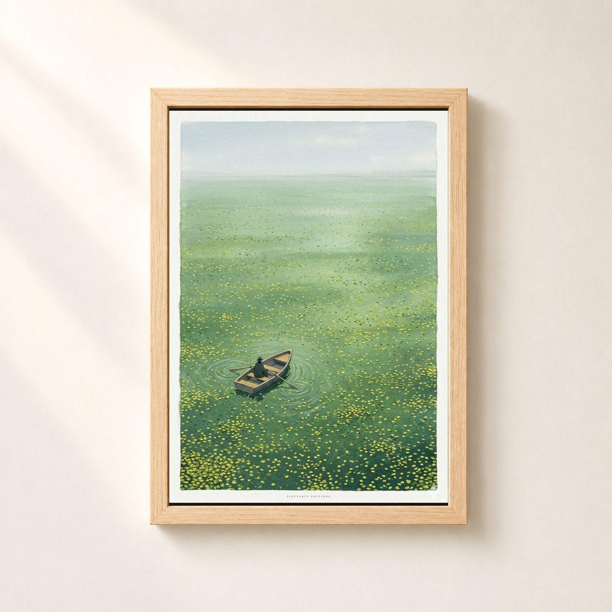 Affiche à l'aquarelle d'une barque de bois avec un rameur assis de dos et coiffé d'un chapeau, sur une étendue d'eau vert profond couverte de nénuphars jaunes et verts, cercles concentriques autour de la coque, horizon bas et ciel gris-bleu.