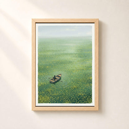 Affiche à l'aquarelle d'une barque de bois avec un rameur assis de dos et coiffé d'un chapeau, sur une étendue d'eau vert profond couverte de nénuphars jaunes et verts, cercles concentriques autour de la coque, horizon bas et ciel gris-bleu.