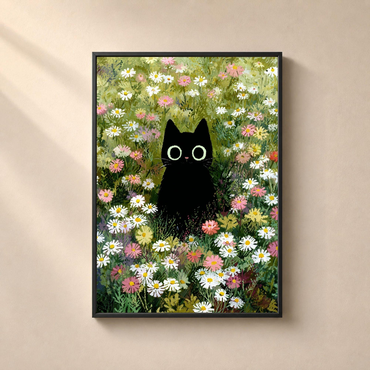 Affiche illustrée d'un chat noir assis au centre d'un champ de marguerites occupant toute la surface, marguerites blanches à cœur jaune, cosmos roses et feuillages verts peints en touches libres, chat traité en silhouette noire pleine avec de grands yeux ronds cerclés de vert clair et des moustaches blanches.