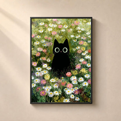 Affiche illustrée d'un chat noir assis au centre d'un champ de marguerites occupant toute la surface, marguerites blanches à cœur jaune, cosmos roses et feuillages verts peints en touches libres, chat traité en silhouette noire pleine avec de grands yeux ronds cerclés de vert clair et des moustaches blanches.