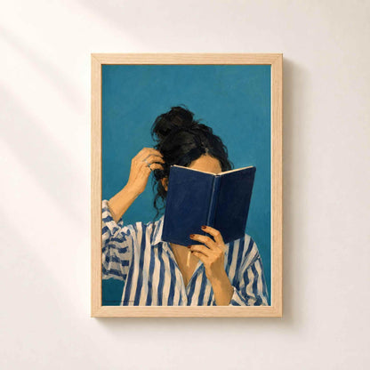 Affiche représentant une femme lisant un livre bleu dans une peinture contemporaine aux tons bleus.