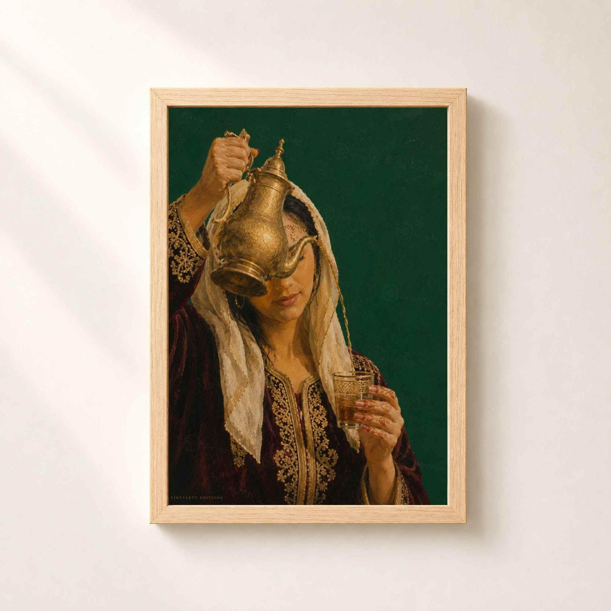 Affiche Art Algérien, Femme au Karakou Servant le Thé à la Menthe, Collection Quiet Rituals