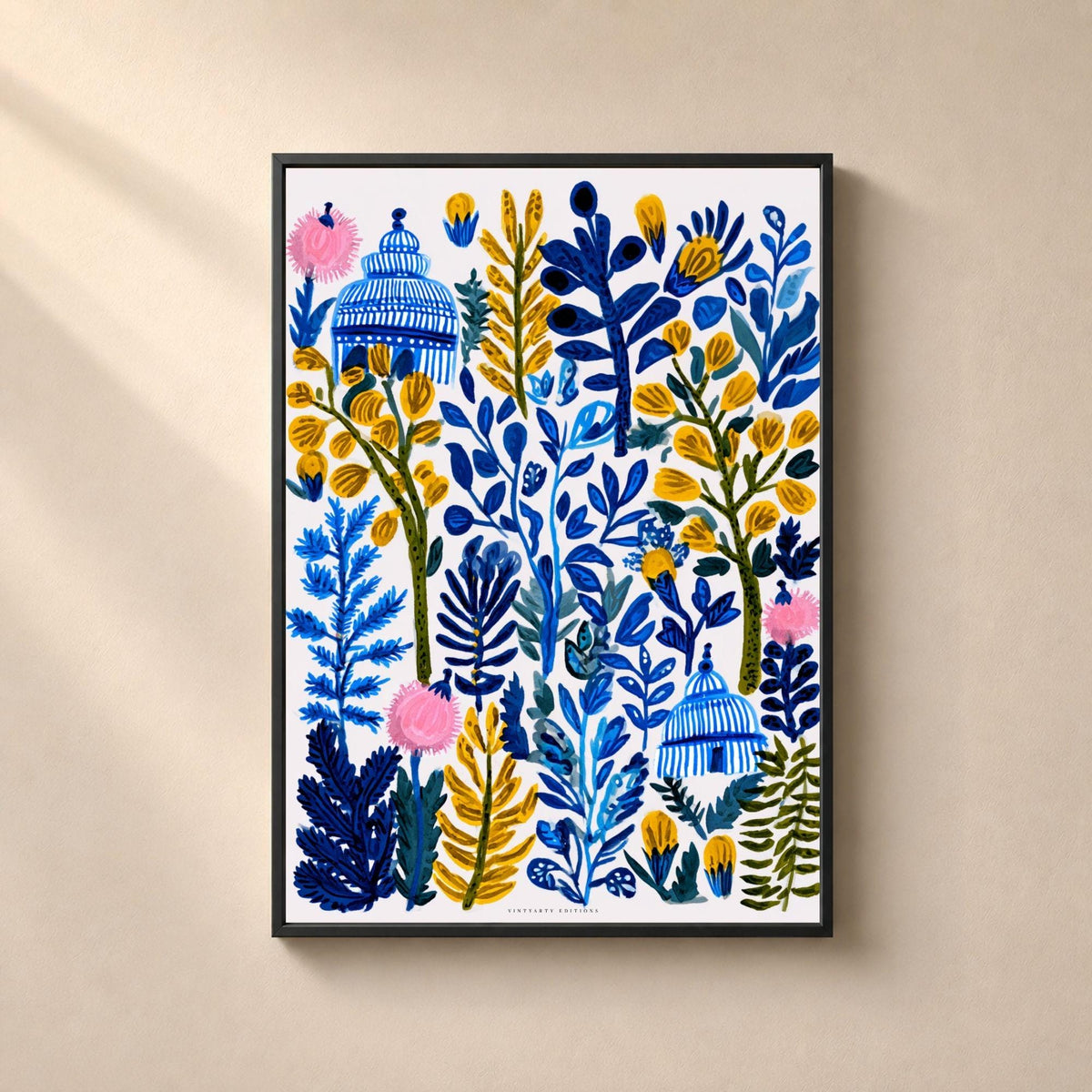 Affiche botanique en gouache, branchages bleus du cobalt au bleu nuit montant côte à côte sur fond blanc, fleurs jaune moutarde en petites masses rondes, trois chardons roses ébouriffés, deux pavillons à dôme rayé bleu et blanc dressés au milieu des plantes.