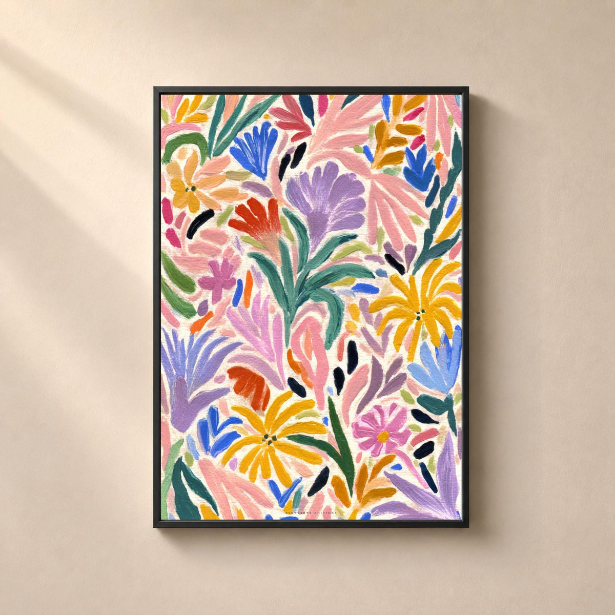 Affiche florale abstraite en touches de pinceau larges sur fond crème, palmes rose poudré, feuilles vert sapin et vert d'eau, éventails lilas et bleu roi, marguerites jaune d'or à cœur sombre, virgules rouge vermillon et petites touches noires, motif coupé par les quatre bords.