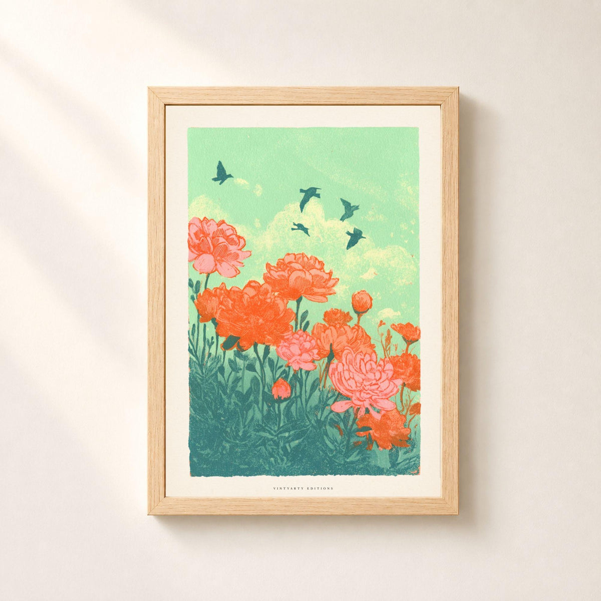 Affiche florale en risographie, pivoines corail et roses en larges corolles dessinées au trait fin et remplies en aplats saturés, massif de feuillages vert canard dense dans le bas, ciel vert menthe à nuages crème traversé par cinq oiseaux en silhouette, grain d'impression irrégulier sur toute la surface.