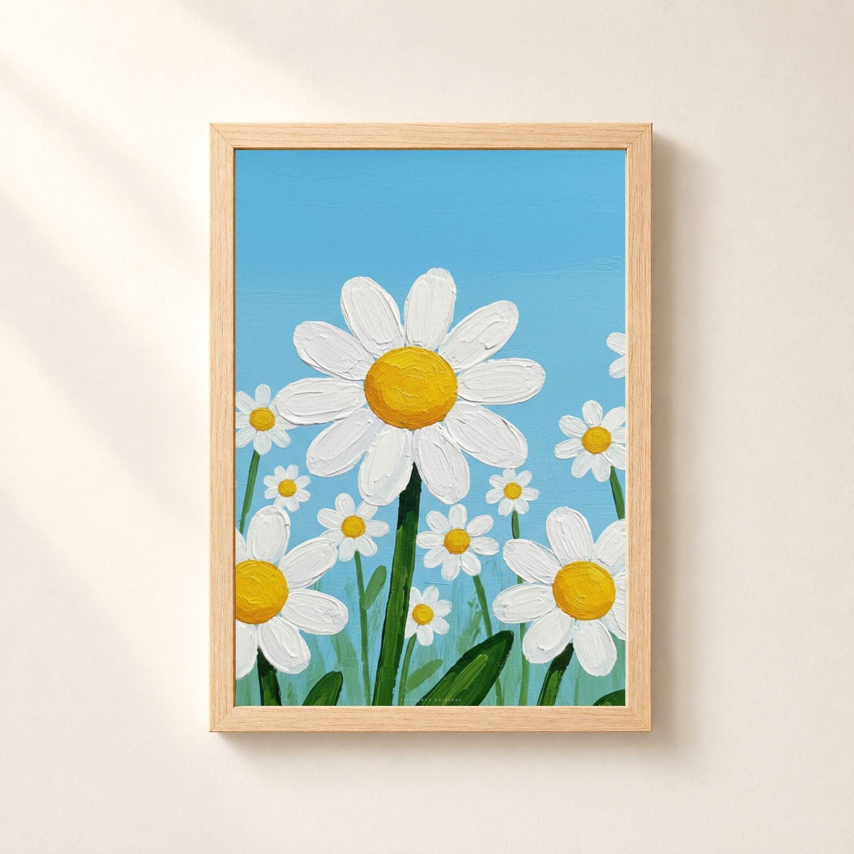 Affiche de marguerites peintes en gros plan sur un ciel bleu clair, une grande fleur au centre aux pétales blancs en empâtements épais et cœur jaune d'or brossé en spirale, une dizaine de marguerites plus petites autour, tiges et feuilles vertes montant du bas du cadre.